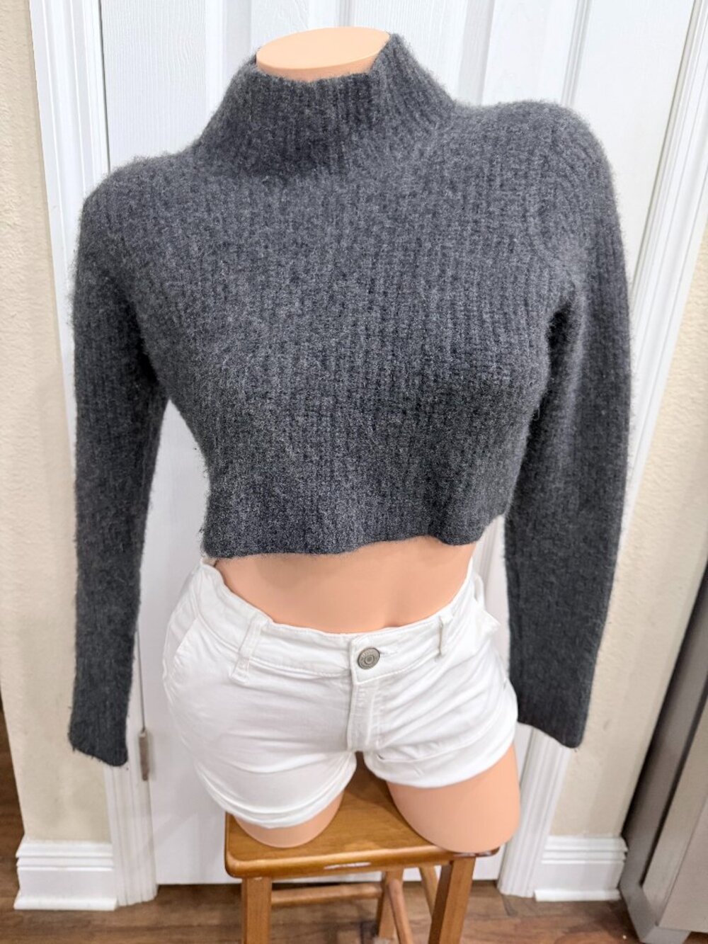Elie Tahari Gray Fuzzy Cropped Mock Neck Sweater XS Small Soft Knit Quiet Luxury